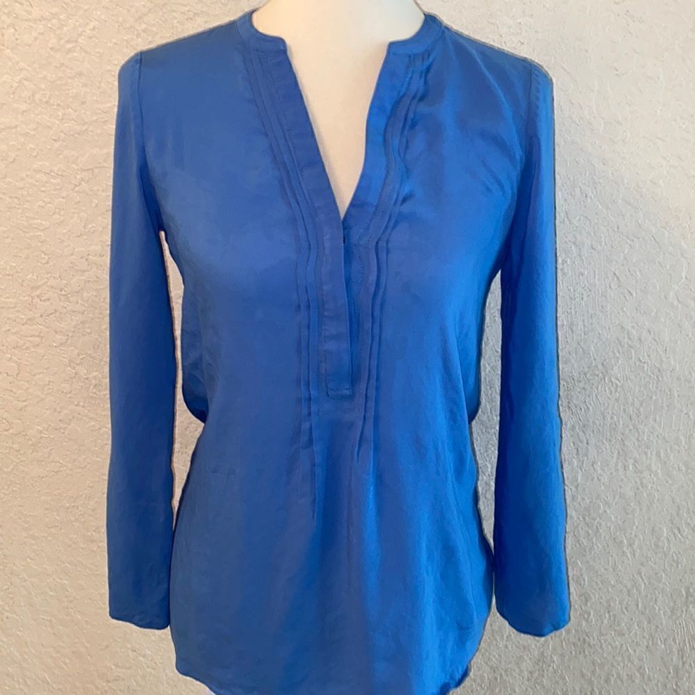Lilly Pulitzer soft blue rayon shirt/top XS long or tan sleeve